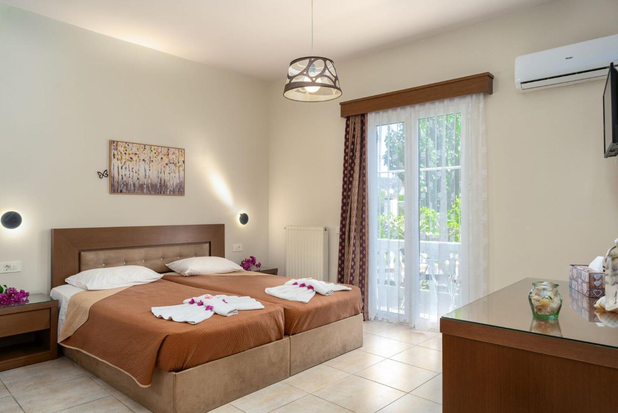 Stathis Beachfront Luxury Rooms Kalamákion Exterior foto