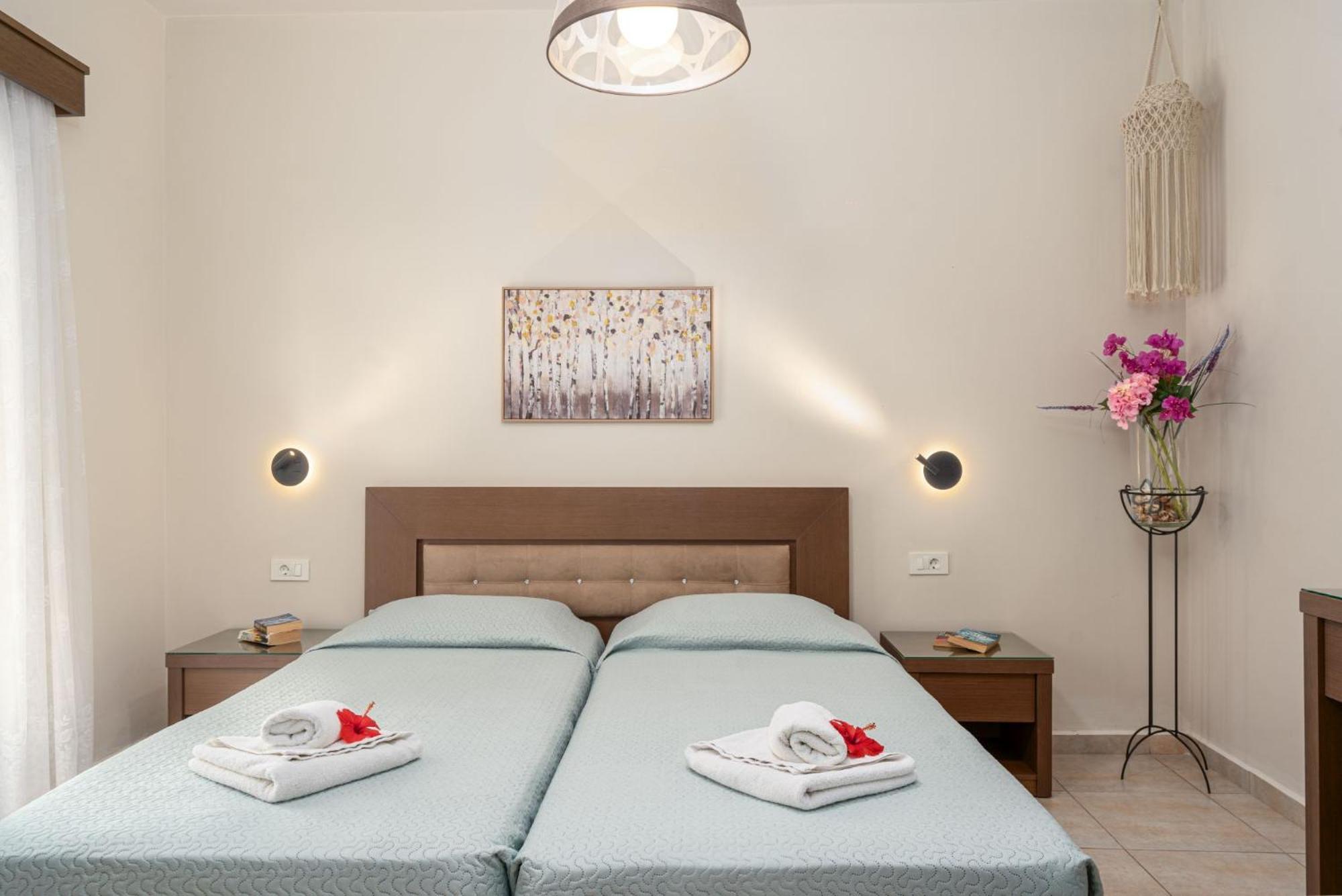 Stathis Beachfront Luxury Rooms Kalamákion Zimmer foto
