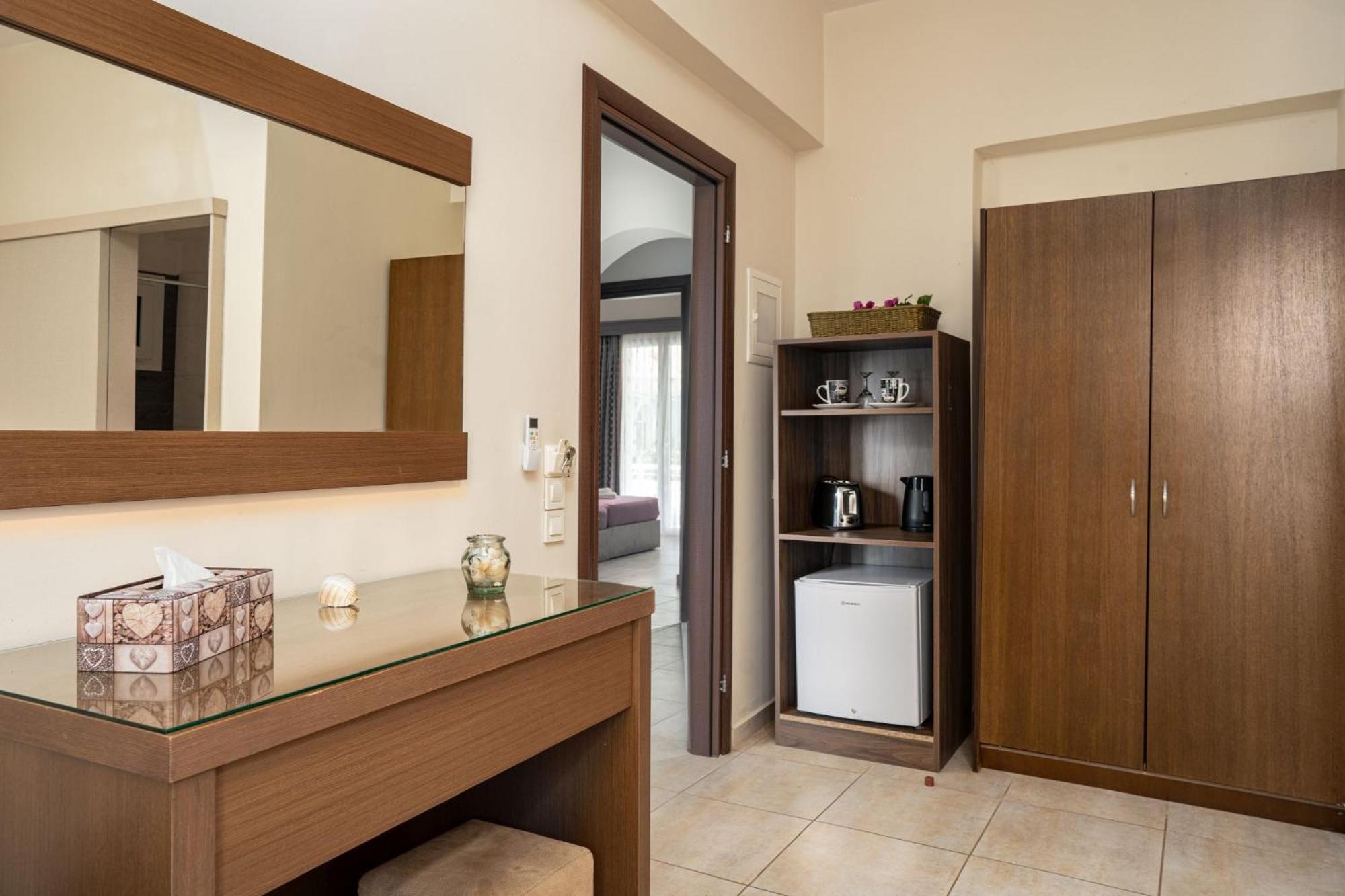 Stathis Beachfront Luxury Rooms Kalamákion Exterior foto