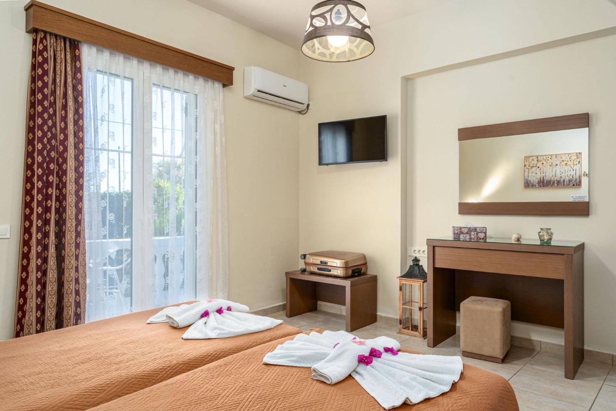 Stathis Beachfront Luxury Rooms Kalamákion Exterior foto