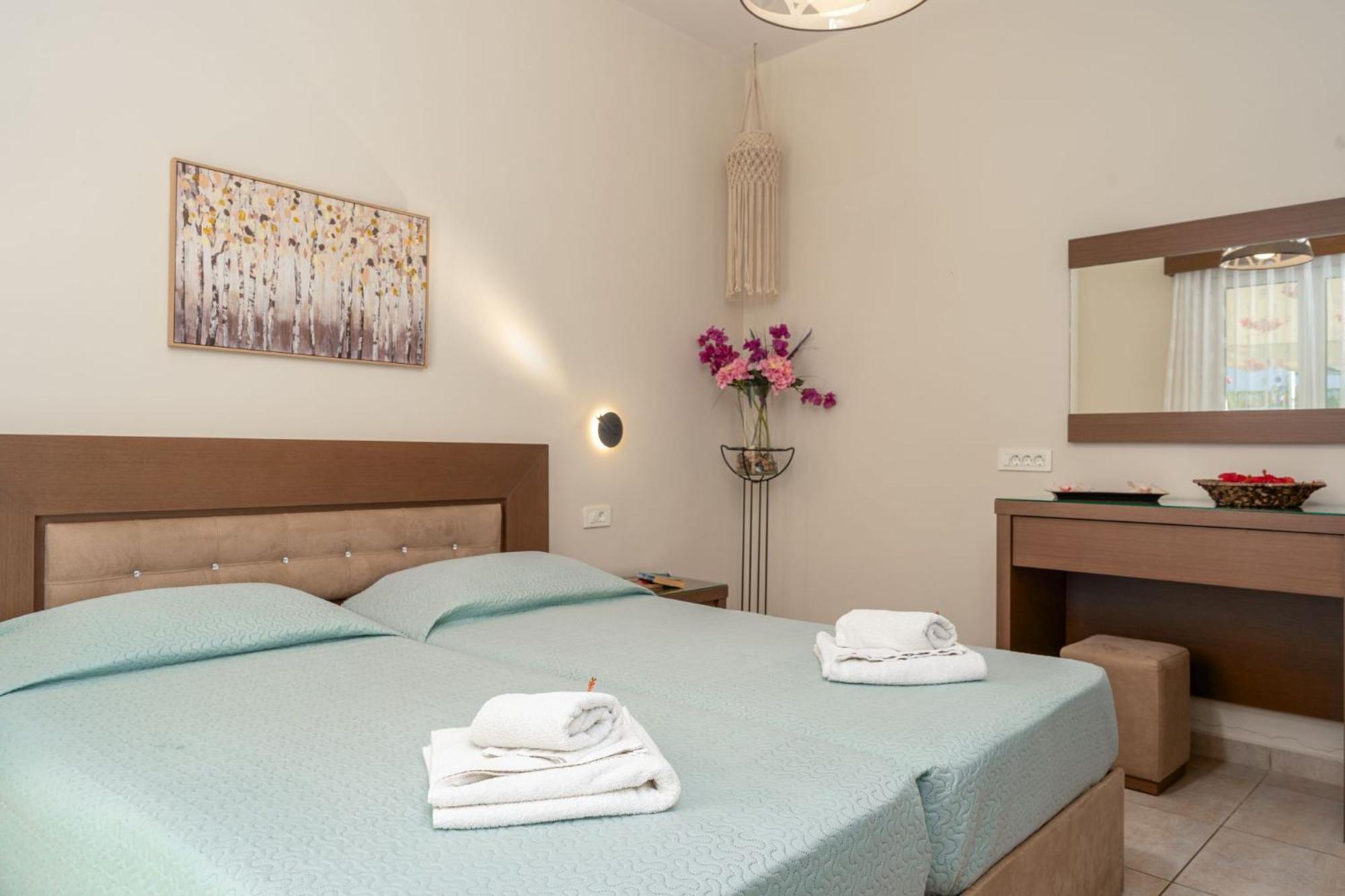 Stathis Beachfront Luxury Rooms Kalamákion Zimmer foto