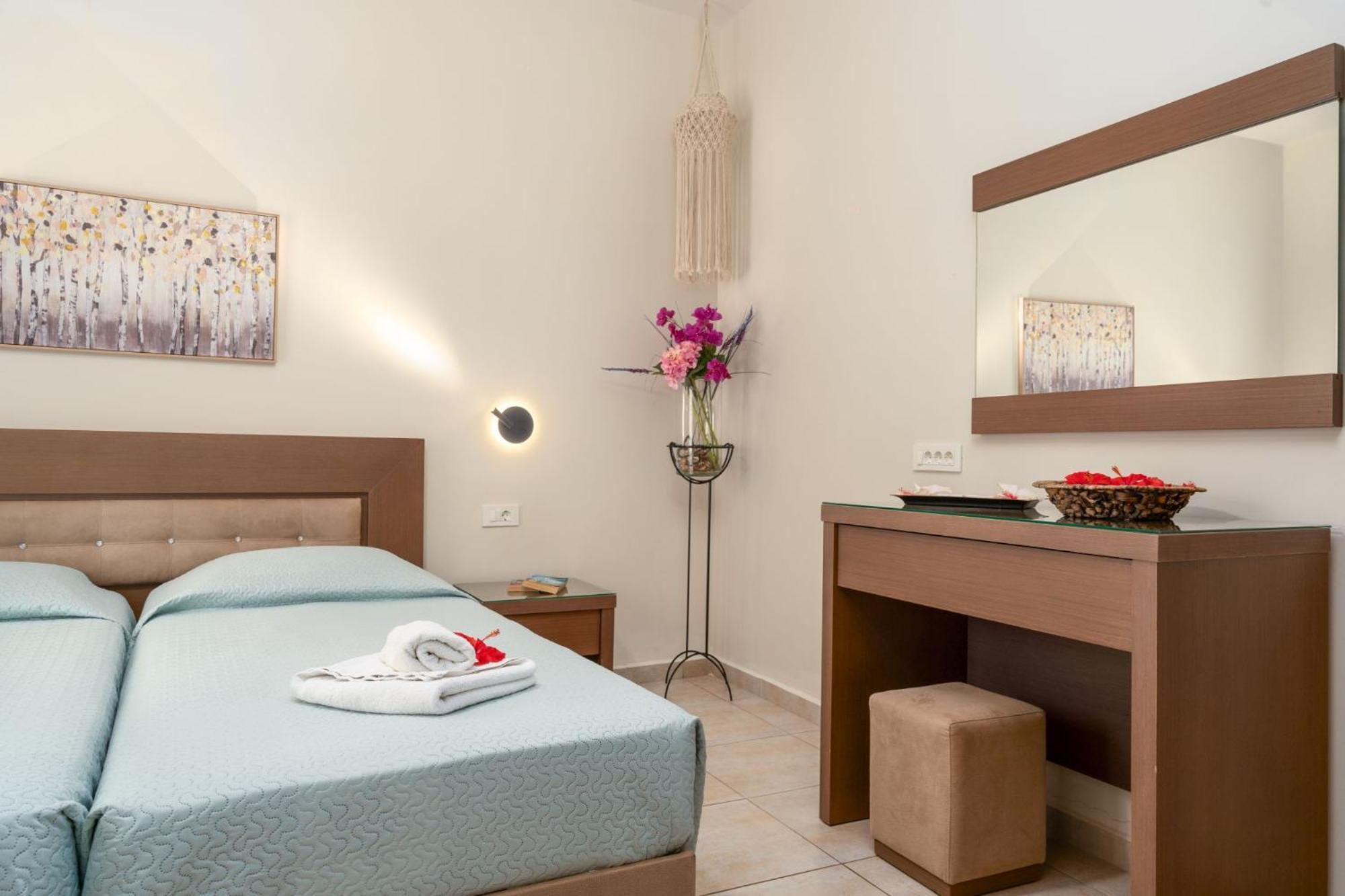 Stathis Beachfront Luxury Rooms Kalamákion Exterior foto