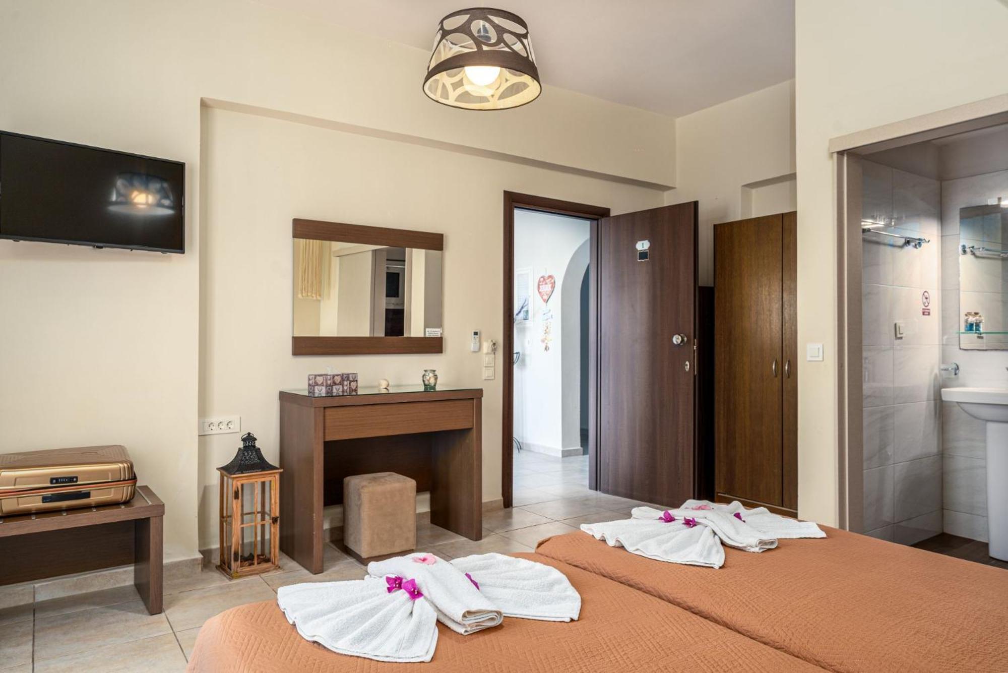 Stathis Beachfront Luxury Rooms Kalamákion Exterior foto