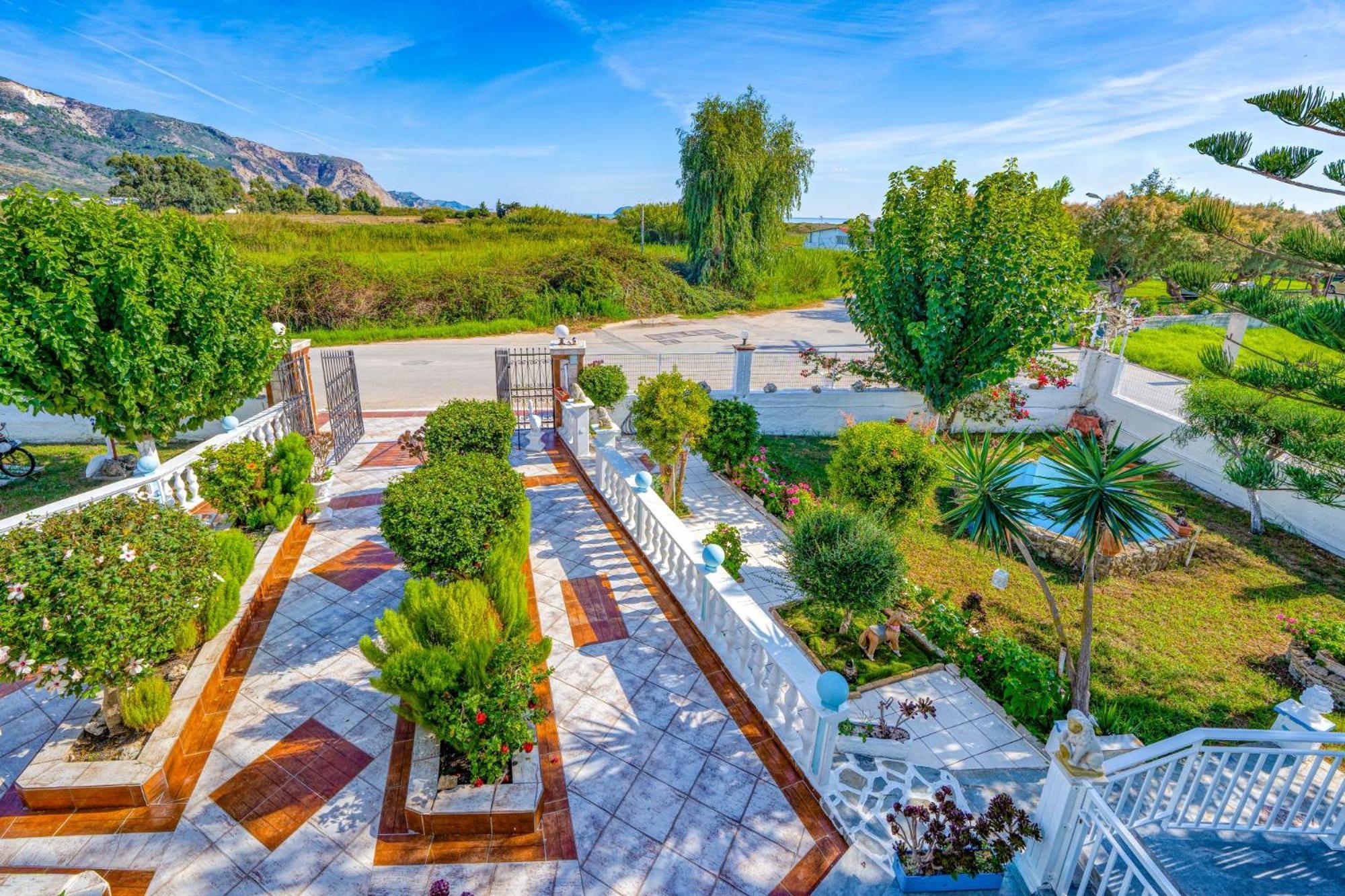 Stathis Beachfront Luxury Rooms Kalamákion Exterior foto